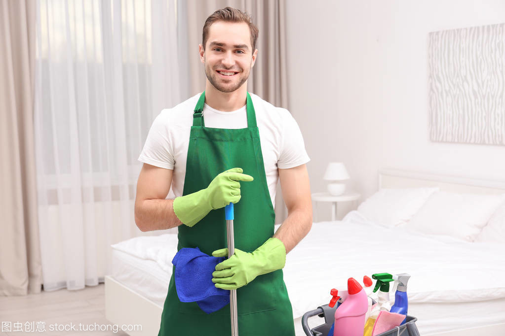 年輕的男清潔工 專業、高效與細致的保潔服務